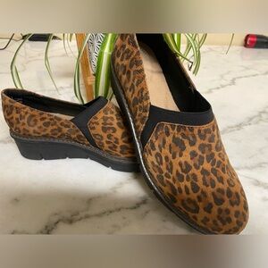 Clarks like new Kayleigh leopard print step loafers comfort slip-on size 8